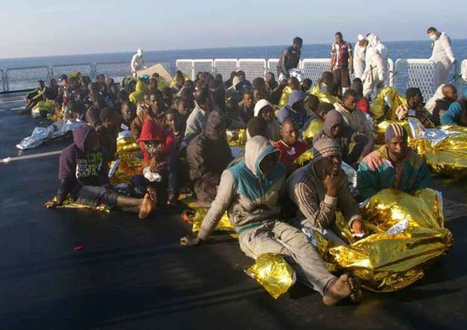 Immigrati: 1.080 profughi salvati in 12 ore dalla Marina