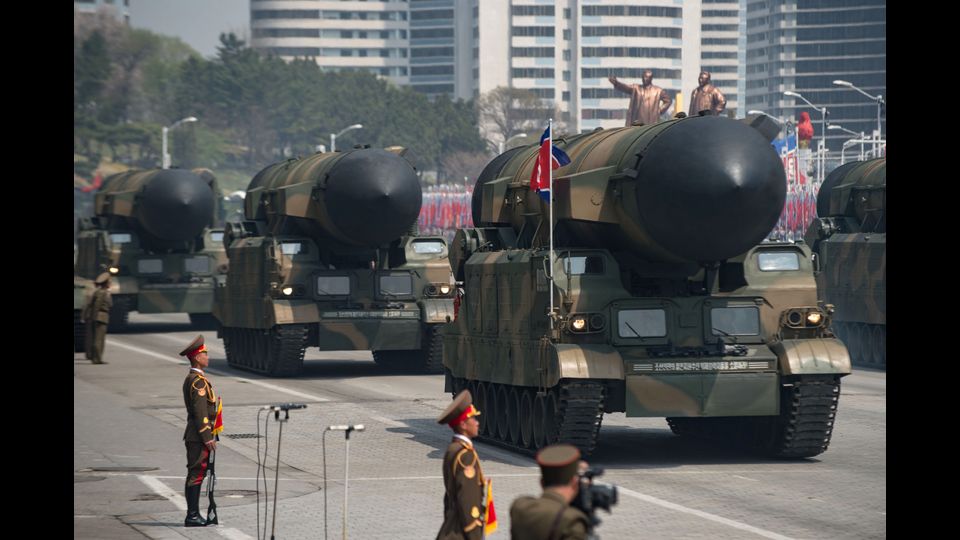 Secondo gli osservatori sud-coreani, la Corea del Nord avrebbe mostrato oggi anche nuovi missili balistici intercontinentali di dimensioni superiori ai Kn-08 e ai Kn-14 di cui era nota l'appartenenza all'arsenale di Pyongyang (segue)