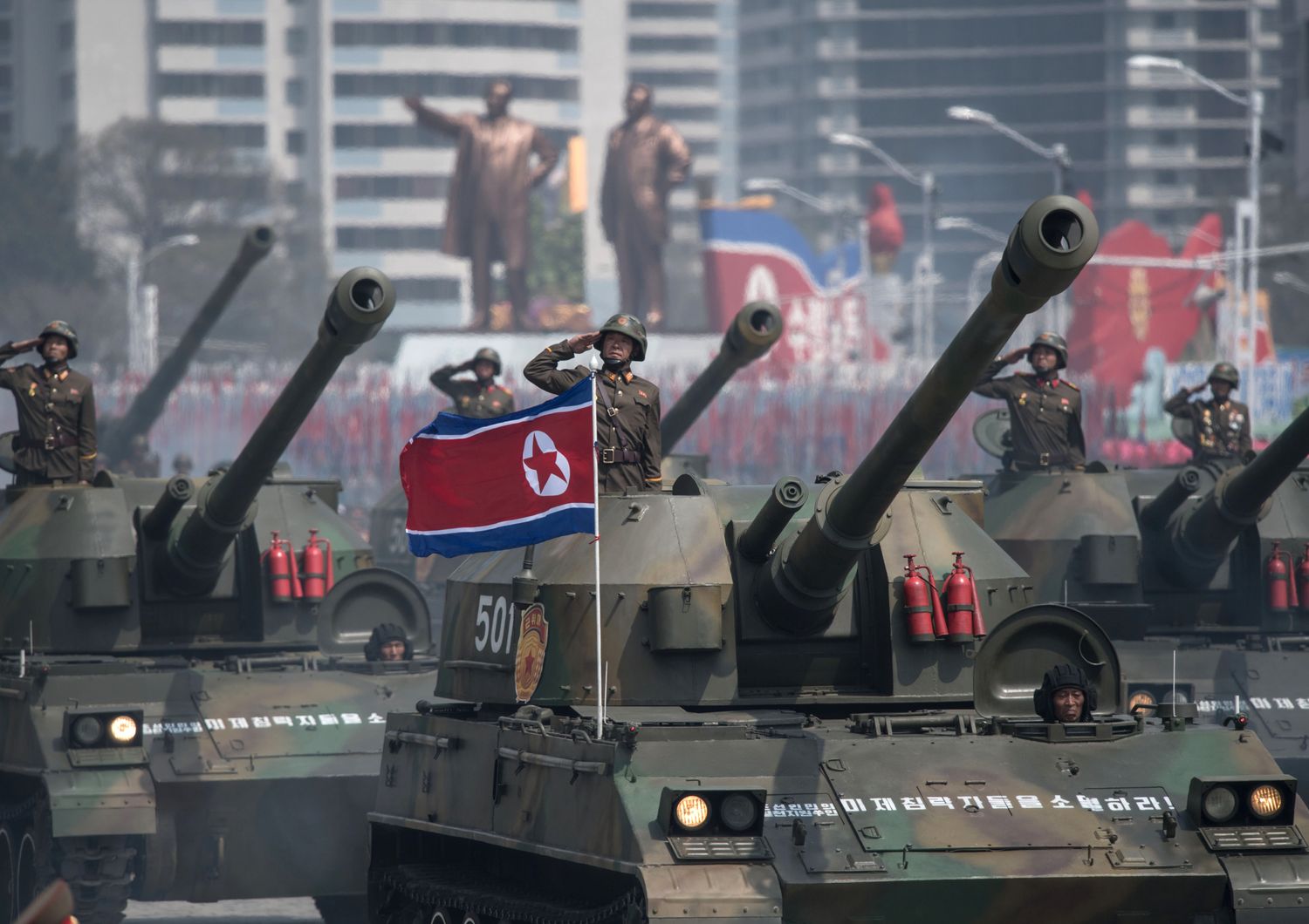 La Corea del Nord celebra oggi il 105esimo anniversario del padre fondatore del Paese, Kim Il-Sung, con una grande parata militare nella piazza centrale di Pyongyang, mentre la tensione cresce sul regime guidato dal nipote, Kim Jong-Un, e sui suoi piani nucleari e missilistici (segue)