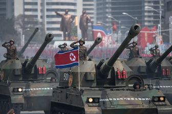 La Corea del Nord celebra oggi il 105esimo anniversario del padre fondatore del Paese, Kim Il-Sung, con una grande parata militare nella piazza centrale di Pyongyang, mentre la tensione cresce sul regime guidato dal nipote, Kim Jong-Un, e sui suoi piani nucleari e missilistici (segue)