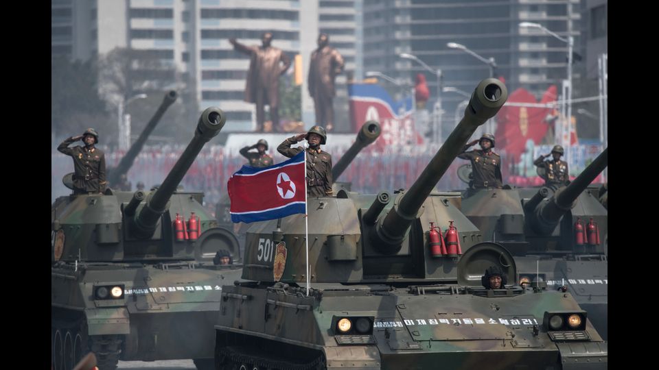 La Corea del Nord celebra oggi il 105esimo anniversario del padre fondatore del Paese, Kim Il-Sung, con una grande parata militare nella piazza centrale di Pyongyang, mentre la tensione cresce sul regime guidato dal nipote, Kim Jong-Un, e sui suoi piani nucleari e missilistici (segue)