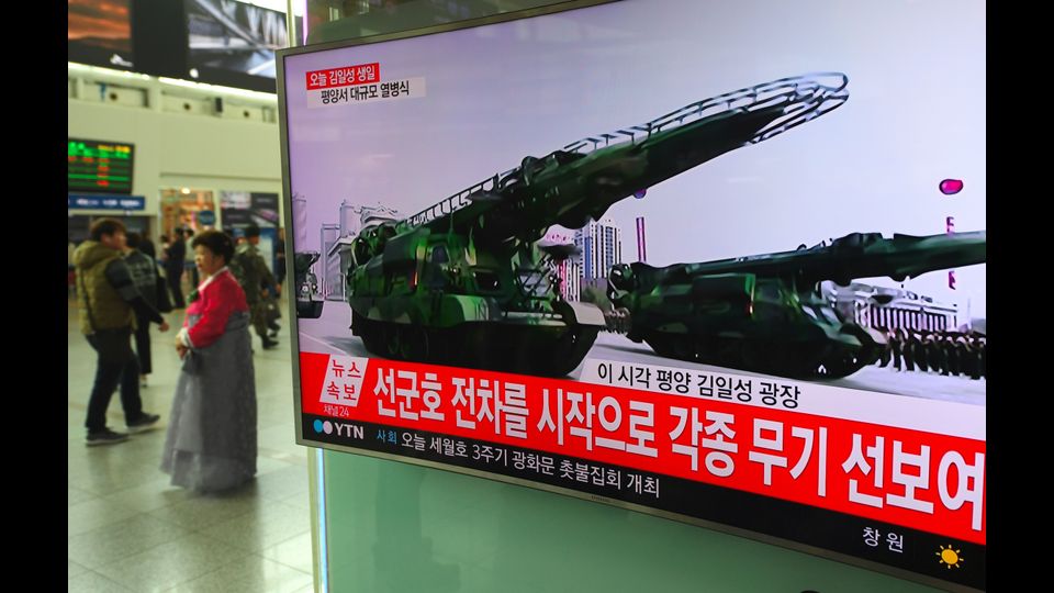 Le armi mostrate in parata rivelano gli avanzamenti tecnologici di Pyongyang. Sulla piazza Kim Il-Sung di Pyongyang sono sfilati i missili balistici e i razzi balistici sottomarini, che possono colpire un bersaglio a mille chilometri di distanza (segue)(Afp)&nbsp;