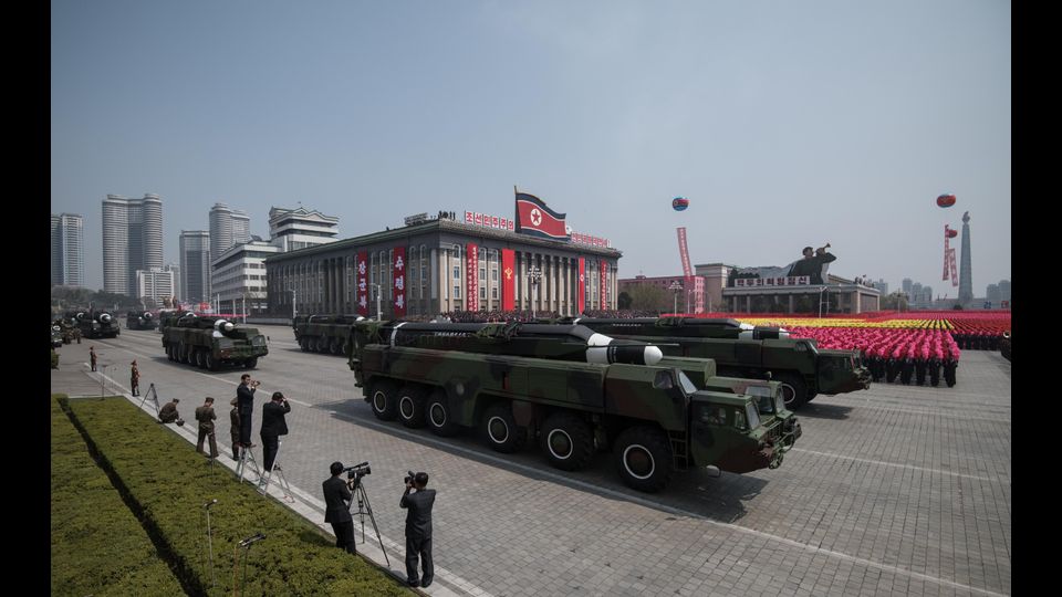 Durante la parata sono stati mostrati anche i Kn-06 terra-aria e i Pukguksong-2, i missili balistici a raggio intermedio utilizzati per i test missilistici di febbraio scorso, che hanno pesantemente irritato la comunita' internazionale e contribuito a innalzare di nuovo il livello di tensione nella penisola coreana.(Afp)&nbsp;