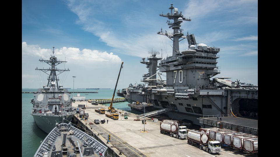 Lunga 333 metri, larga quasi 80, pu&ograve; ospitare fino a 3.200 marinai e 2.480 aviatori: &egrave; la portaerei USS Carl Vinson, la regina della flotta americana, soprannominata 'Gold Eagle', Aquila Reale. Con l'impennarsi della tensione nella penisola coreana, il Pentagono ne ha ordinato l'invio nella regione, alla guida della squadra navale Usa.&nbsp;(foto Afp)&nbsp;