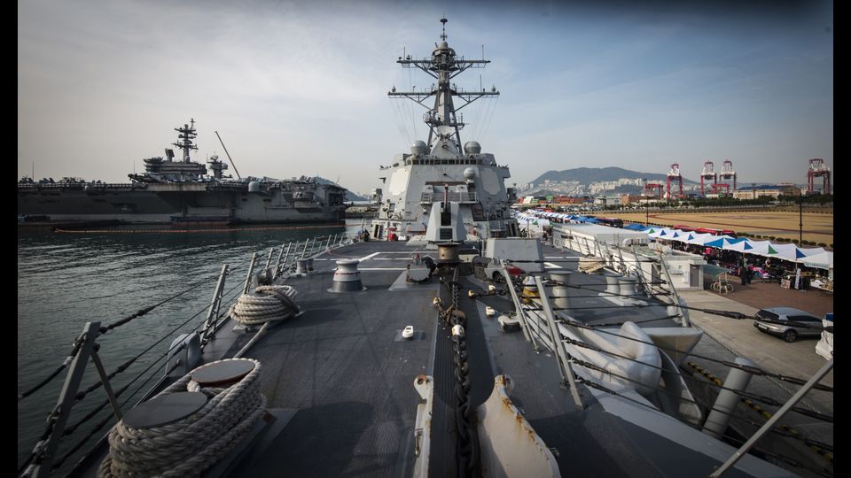 Varata ufficialmente il 15 marzo 1980, &egrave; entrata in servizio con la marina degli Stati Uniti nel marzo del 1982.&nbsp;Da allora ha partecipato a diverse esercitazioni ma anche a campagne militari, a cominciare dall'Operazione Enduring Freedom nel 2001. Allora, dal&nbsp;suo ponte di volo decollarono oltre 4mila missioni di attacco.&nbsp;Due anni dopo, &egrave; coinvolta nella seconda guerra del Golfo.&nbsp;(foto Afp)&nbsp;