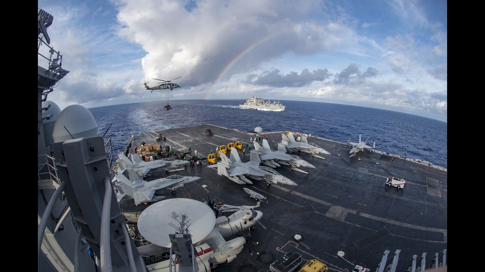 Porta il nome di Carl Vinson, deputato della Georgia al Congresso degli Stati Uniti e promotore della costruzione delle prime portaerei nucleari americane verso la fine degli anni cinquanta. Fu presidente della commissione Affari navali e dei servizi armati (foto Afp)&nbsp;