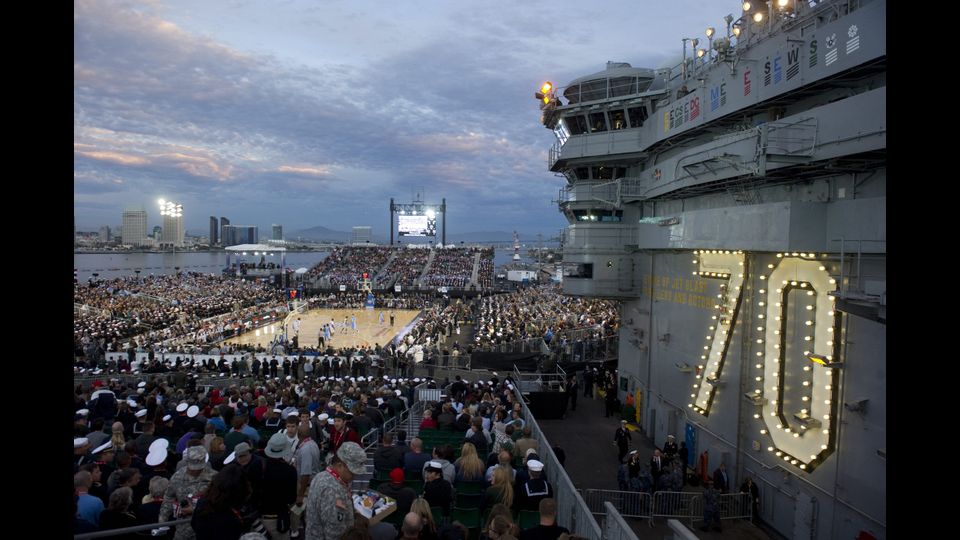 La Vinson ha anche ospitato il primo match di basket della Ncaa mai disputato su una portaerei, tra il North Carolina e il Michigan State.&nbsp;(Afp)&nbsp;