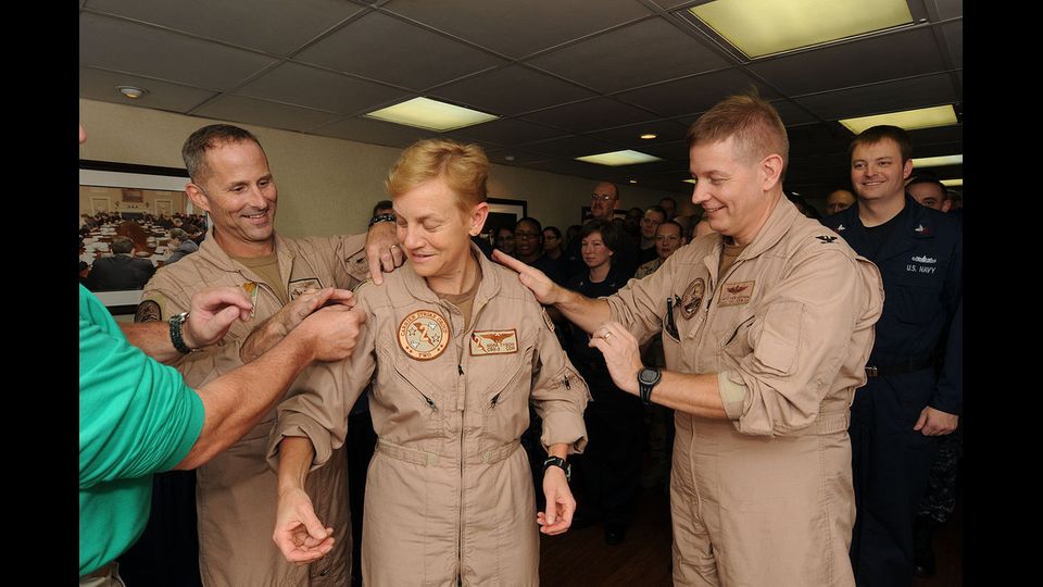 A comandare la III Flotta, guidata dalla Vinson, c'&egrave; una donna, l&rsquo;ammiraglio a 3 stelle Nora W. Tyson, 59 anni, la prima donna a comandare un&rsquo;intera squadra navale operativa. L&rsquo;ammiraglio Tyson, pilota di aerei da guerra, ha passato la sua carriera sulle portaerei Usa, a partire dalla Enterprise, e il 29 luglio 2010 &egrave; stata la prima donna ad assumere il comando di una portaerei a propulsione nucleare, la Uss George H. W. Bush, a capo del &lsquo;Carrier Strike Group Two&rsquo;. Ha combattuto sia in Iraq che in Afghanistan.
