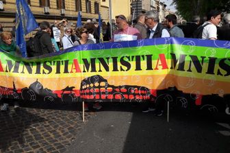 &nbsp;Accompagnata dalle note di un'orchestra jazz, la marcia per l'amnistia promossa dal Partito radicale Nonviolento ha sfilato dal carcere romano di Regina Coeli a San Pietro.