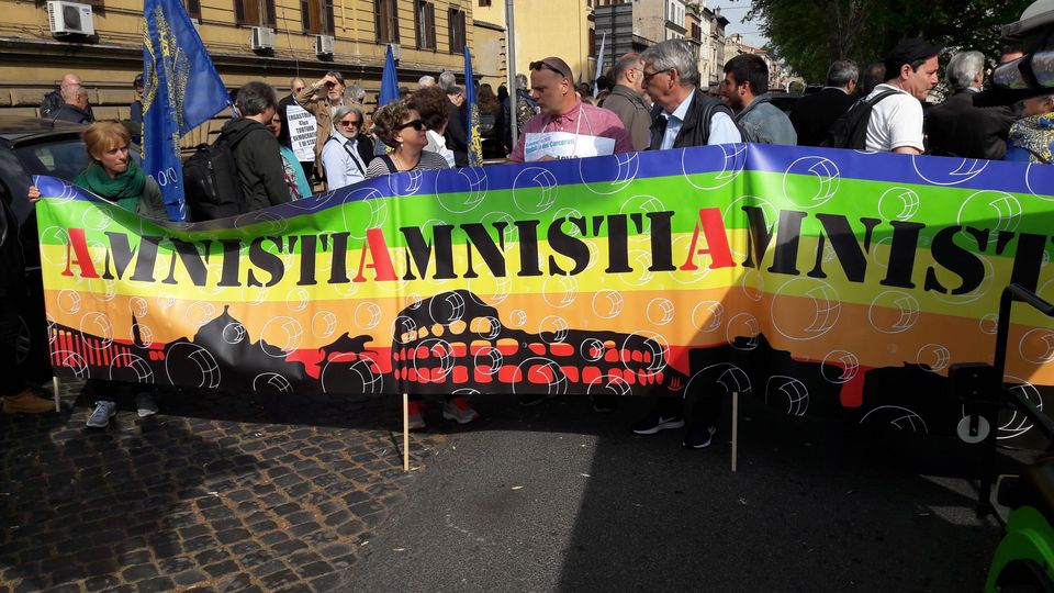 &nbsp;Accompagnata dalle note di un'orchestra jazz, la marcia per l'amnistia promossa dal Partito radicale Nonviolento ha sfilato dal carcere romano di Regina Coeli a San Pietro.