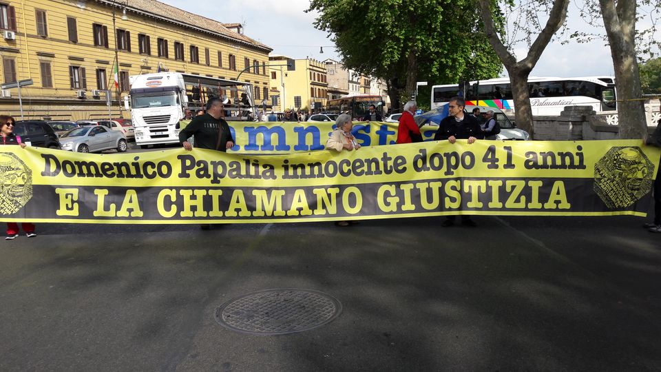Gli striscioni presenti al corteo chiedono l'amnistia e &quot;carceri umane e riumanizzate&quot;; &quot;La pena - recita un cartellone - non pu&ograve; consistere in trattamenti contrari all'umanit&agrave;&quot;; &quot;Ergatolo e 41 bis tortura democratica e di Stato&quot;, si legge in un altro. &nbsp;