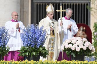 &quot;Il Pastore Risorto si fa compagno di strada di quanti sono costretti a lasciare la propria terra a causa di conflitti armati, di attacchi terroristici, di carestie, di regimi oppressivi&quot;. Lo ha assicurato Papa Francesco nel messaggio di Pasqua. &quot;A questi migranti forzati - ha detto - il Signore fa incontrare dei fratelli sotto ogni cielo, per condividere il pane e la speranza nel comune cammino&quot;. &nbsp;(foto AFP)