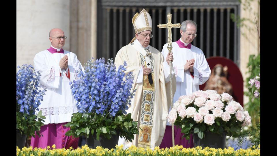 &quot;Il Pastore Risorto si fa compagno di strada di quanti sono costretti a lasciare la propria terra a causa di conflitti armati, di attacchi terroristici, di carestie, di regimi oppressivi&quot;. Lo ha assicurato Papa Francesco nel messaggio di Pasqua. &quot;A questi migranti forzati - ha detto - il Signore fa incontrare dei fratelli sotto ogni cielo, per condividere il pane e la speranza nel comune cammino&quot;. &nbsp;(foto AFP)