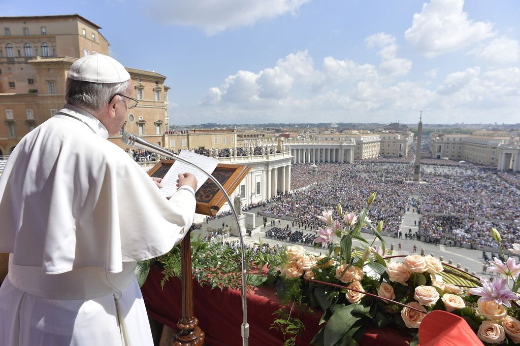 &quot;Nelle complesse e talvolta drammatiche vicende dei popoli, il Signore Risorto guidi i passi di chi cerca la giustizia e la pace; e doni ai responsabili delle Nazioni il coraggio - ha scandito Francesco nel messaggio di Pasqua - di evitare il dilagare dei conflitti e di fermare il traffico delle armi&quot;. &nbsp;(foto&nbsp;AFP)