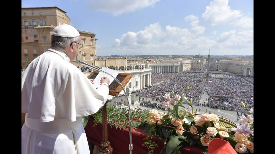 &quot;Nelle complesse e talvolta drammatiche vicende dei popoli, il Signore Risorto guidi i passi di chi cerca la giustizia e la pace; e doni ai responsabili delle Nazioni il coraggio - ha scandito Francesco nel messaggio di Pasqua - di evitare il dilagare dei conflitti e di fermare il traffico delle armi&quot;. &nbsp;(foto&nbsp;AFP)