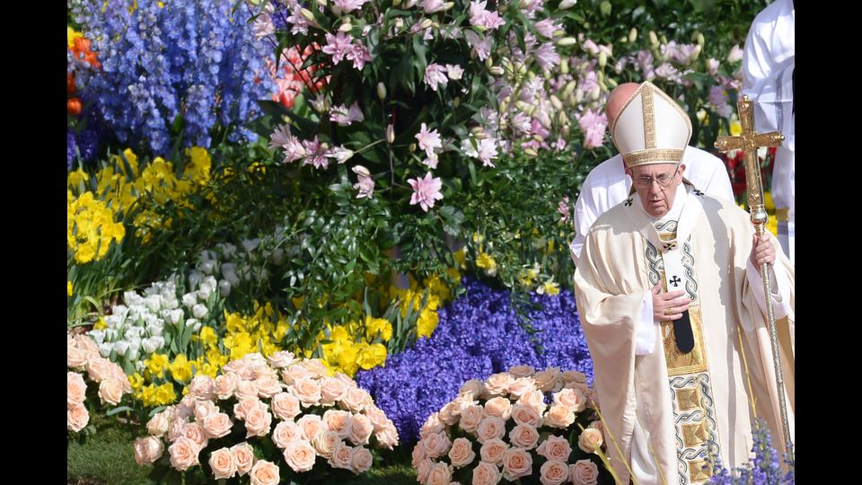 &quot;Il Pastore Risorto - ha assicurato Francesco - va a cercare chi &egrave; smarrito nei labirinti della solitudine e dell'emarginazione; va loro incontro mediante fratelli e sorelle che sanno avvicinarsi con rispetto e tenerezza e far sentire a quelle persone la sua voce, una voce mai dimenticata, che le richiama all'amicizia con Dio. Si fa carico di quanti sono vittime di antiche e nuove schiavit&ugrave;: lavori disumani, traffici illeciti, sfruttamento e discriminazione, gravi dipendenze. Si fa carico dei bambini e degli adolescenti che vengono privati della loro spensieratezza per essere sfruttati; e di chi ha il cuore ferito per le violenze che subisce entro le mura della propria casa&quot;.&nbsp;(foto&nbsp;AFP)