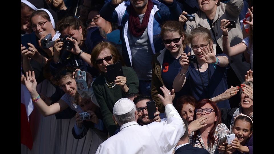 &quot;Il Pastore Risorto - ha continuato il Papa - si fa compagno di strada di quanti sono costretti a lasciare la propria terra a causa di conflitti armati, di attacchi terroristici, di carestie, di regimi oppressivi. A questi migranti forzati Egli fa incontrare dei fratelli sotto ogni cielo, per condividere il pane e la speranza nelcomune cammino&quot;.&nbsp;(foto&nbsp;AFP)