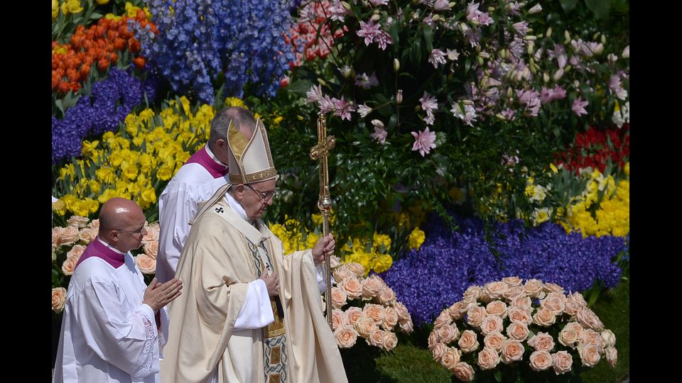 &nbsp;La messa di Pasqua di Papa Francesco in un mare di fiori olandesi (foto&nbsp;AFP)