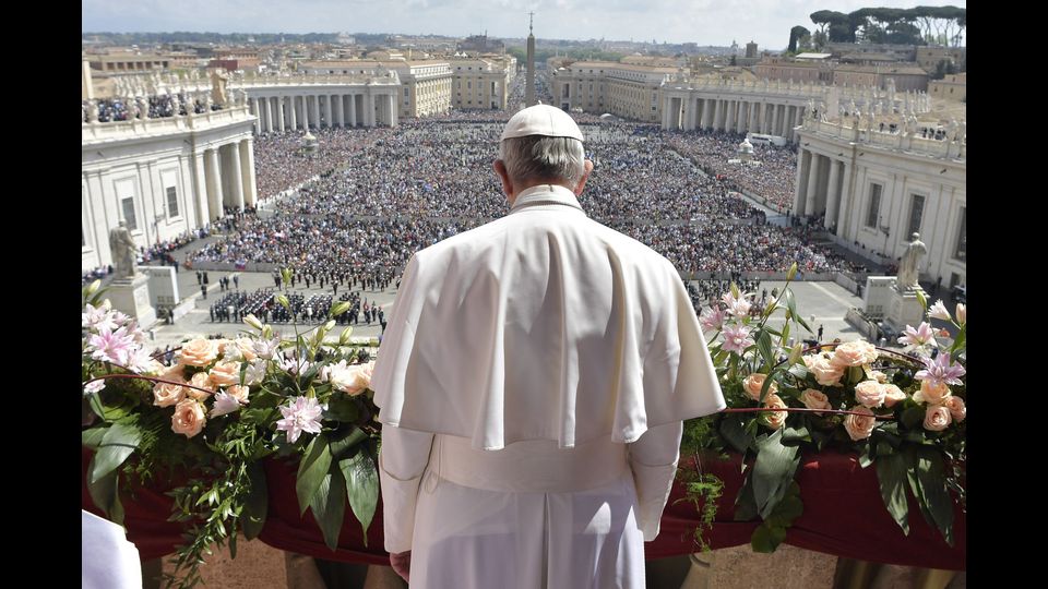 &nbsp;La messa di Pasqua di Papa Francesco in un mare di fiori olandesi (foto&nbsp;AFP)