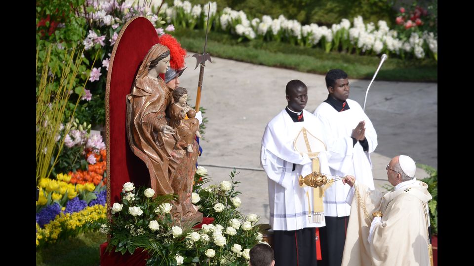 &nbsp;La messa di Pasqua di Papa Francesco in un mare di fiori olandesi (foto&nbsp;AFP)