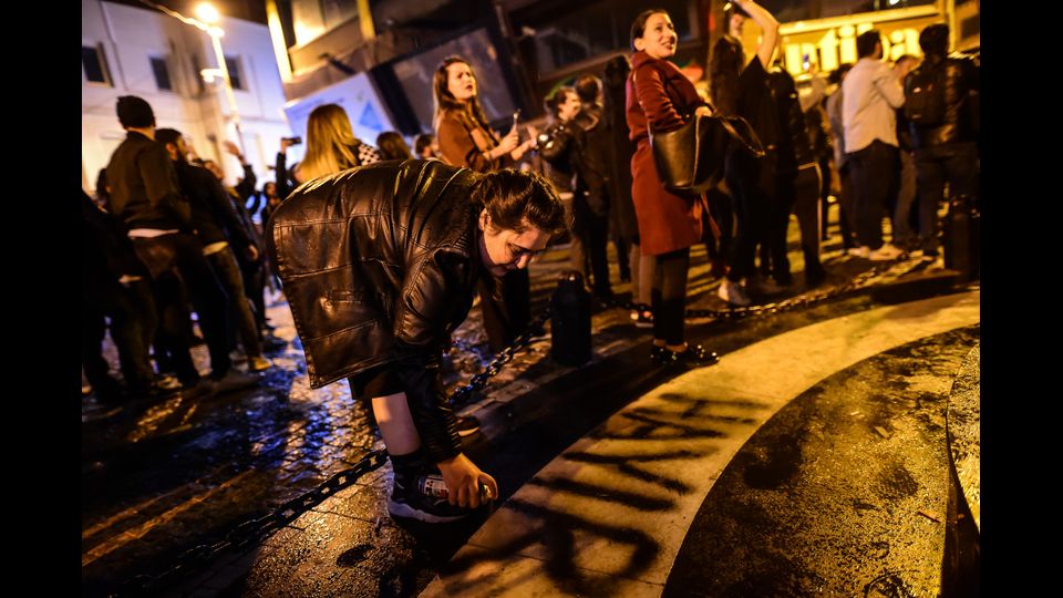 &nbsp;Protesta contro il presidente Erdogan dopo i risultati del referendum nazionale che ha affermato la vittoria del fronte del Si all'espansione dei suoi poteri con il 51,3% dei voti (Afp)
