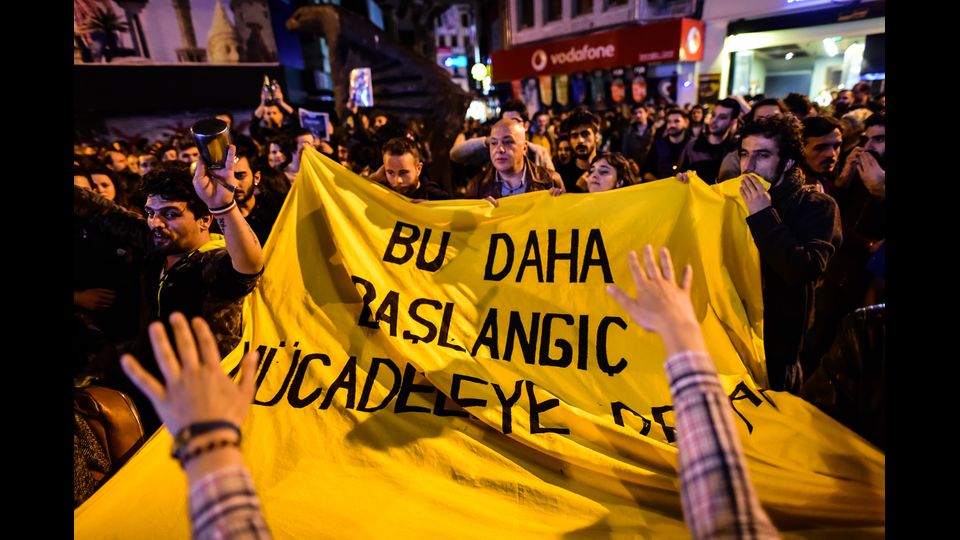 &nbsp;Protesta contro il presidente Erdogan dopo i risultati del referendum nazionale che ha affermato la vittoria del fronte del Si all'espansione dei suoi poteri con il 51,3% dei voti (Afp)