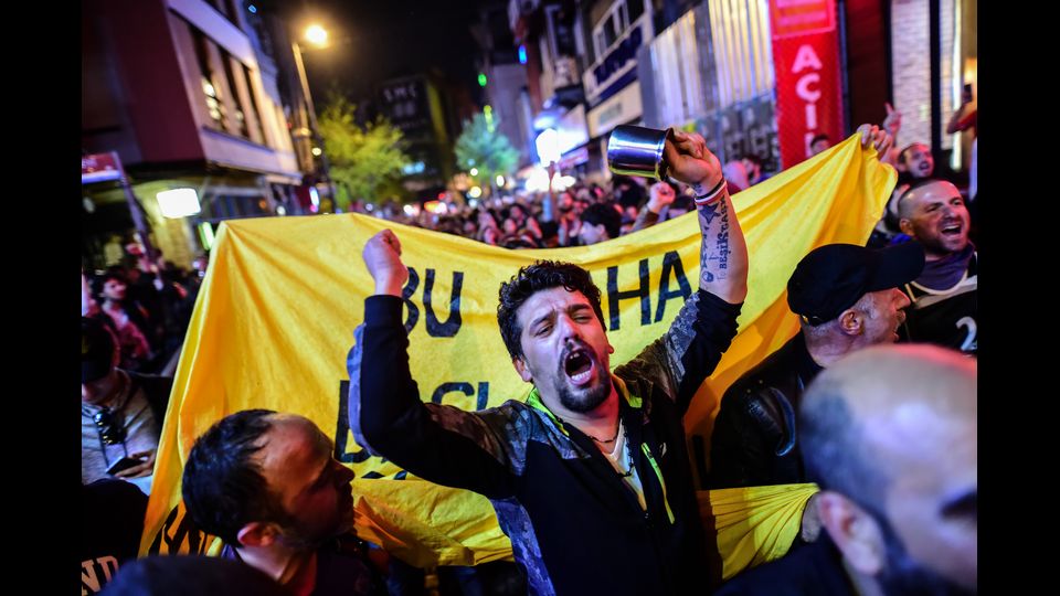 &nbsp;Protesta contro il presidente Erdogan dopo i risultati del referendum nazionale che ha affermato la vittoria del fronte del Si all'espansione dei suoi poteri con il 51,3% dei voti (Afp)