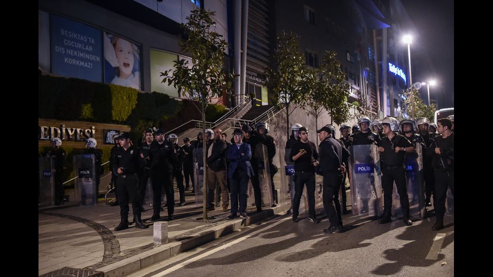 &nbsp;La polizia antisommossa turca sorveglia l'andamento della manifestazione contro Erdogan (Afp)