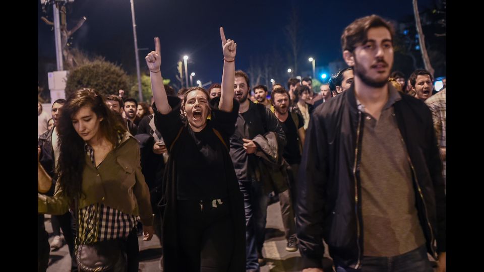 Protesta contro il presidente Erdogan dopo i risultati del referendum nazionale che ha affermato la vittoria del fronte del Si all'espansione dei suoi poteri con il 51,3% dei voti (Afp)&nbsp;