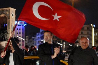 I sostenitori del Fronte del S&igrave; festeggiano dopo la vittoria del risultato del referendum voluto da Erdogan (Afp)
