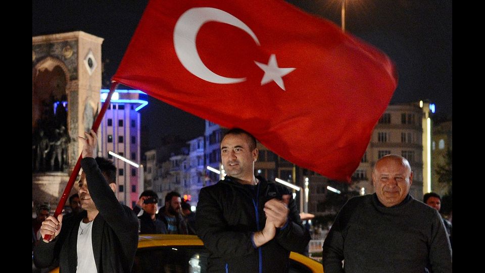 I sostenitori del Fronte del S&igrave; festeggiano dopo la vittoria del risultato del referendum voluto da Erdogan (Afp)