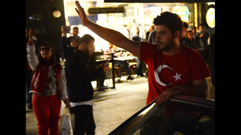 I sostenitori del Fronte del S&igrave; festeggiano dopo la vittoria del risultato del referendum voluto da Erdogan (Afp)