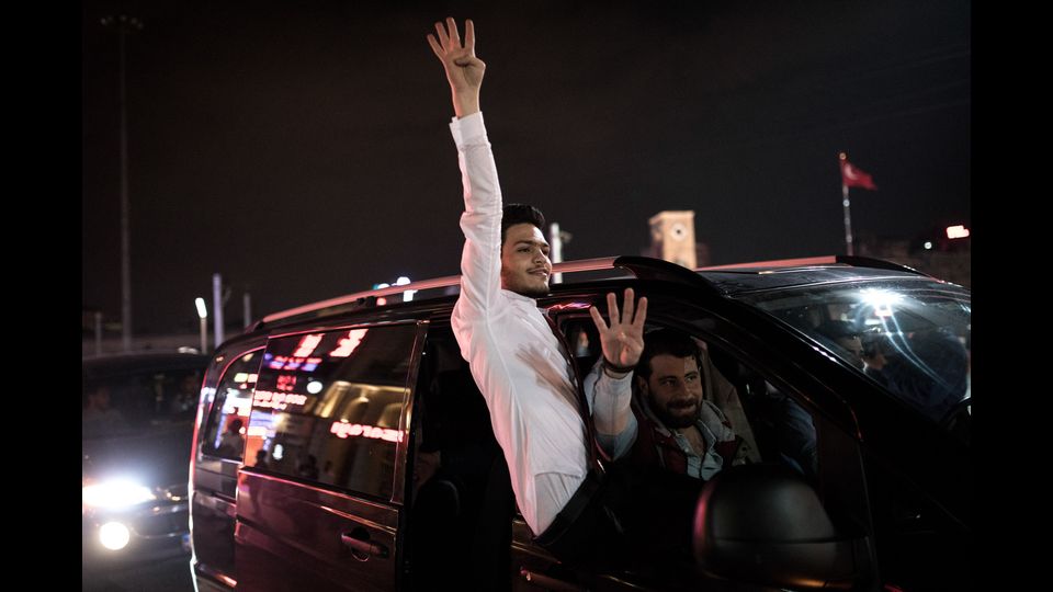 I sostenitori del Fronte del S&igrave; festeggiano dopo la vittoria del risultato del referendum voluto da Erdogan (Afp)
