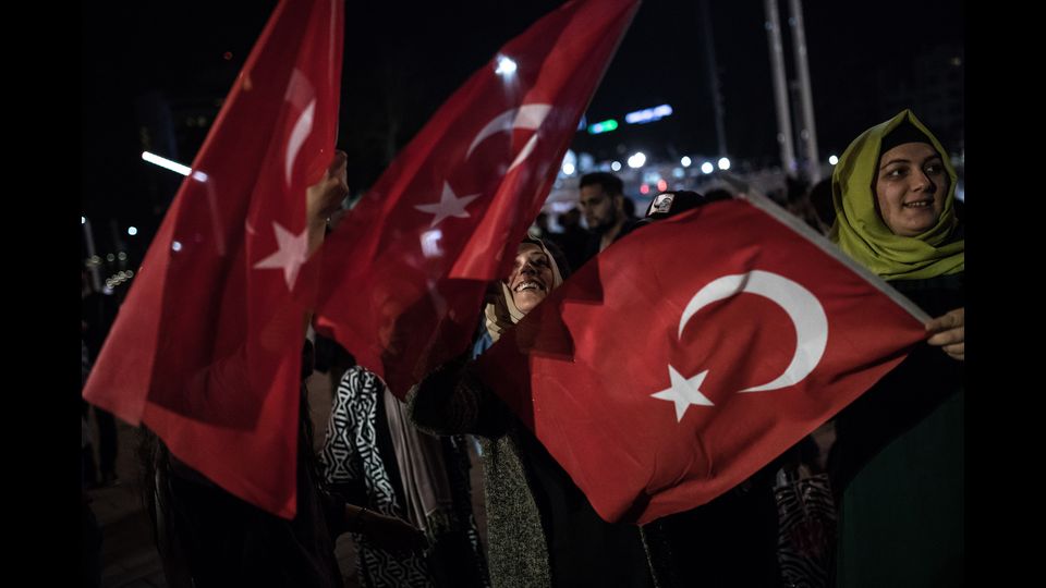 I sostenitori del Fronte del S&igrave; festeggiano dopo la vittoria del risultato del referendum voluto da Erdogan (Afp)