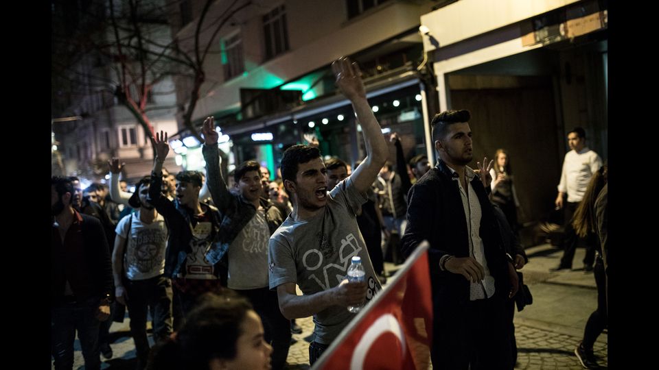 I sostenitori del Fronte del S&igrave; festeggiano dopo la vittoria del risultato del referendum voluto da Erdogan (Afp)
