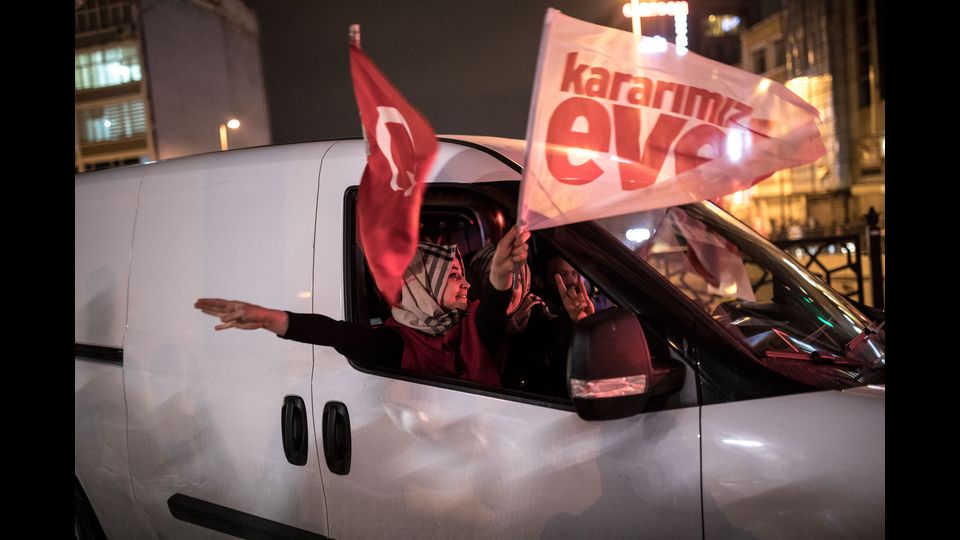 I sostenitori del Fronte del S&igrave; festeggiano dopo la vittoria del risultato del referendum voluto da Erdogan (Afp)