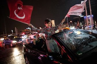 I sostenitori del Fronte del S&igrave; festeggiano dopo la vittoria del risultato del referendum voluto da Erdogan (Afp)