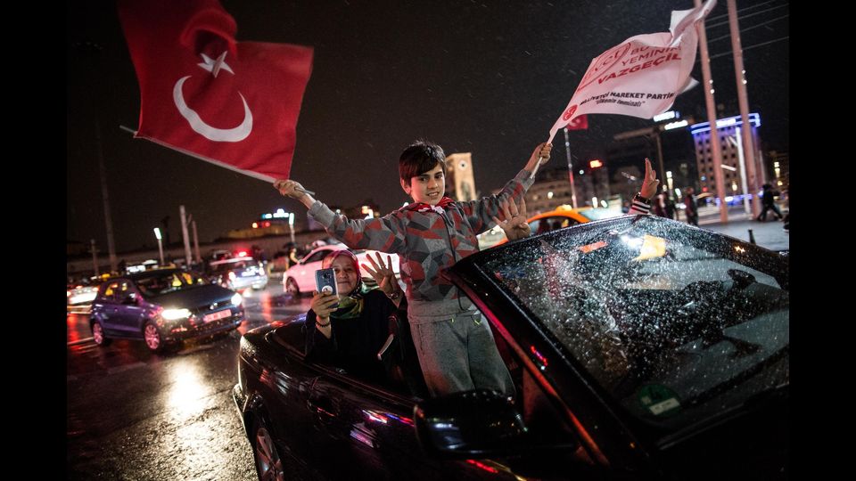 I sostenitori del Fronte del S&igrave; festeggiano dopo la vittoria del risultato del referendum voluto da Erdogan (Afp)