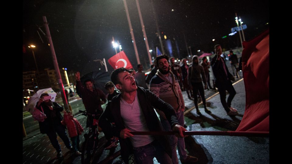 I sostenitori del Fronte del S&igrave; festeggiano dopo la vittoria del risultato del referendum voluto da Erdogan (Afp)