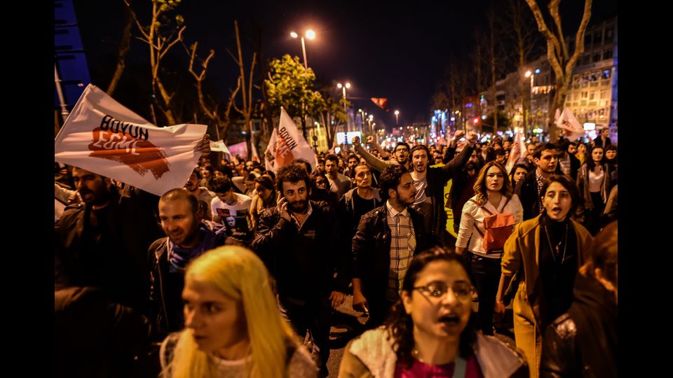 &nbsp;Protesta contro il presidente Erdogan dopo i risultati del referendum nazionale che ha affermato la vittoria del fronte del Si all'espansione dei suoi poteri con il 51,3% dei voti (Afp)&nbsp;