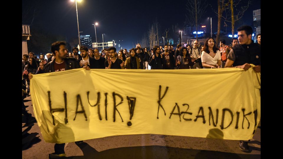 &nbsp;Protesta contro il presidente Erdogan dopo i risultati del referendum nazionale che ha affermato la vittoria del fronte del Si all'espansione dei suoi poteri con il 51,3% dei voti (Afp)&nbsp;