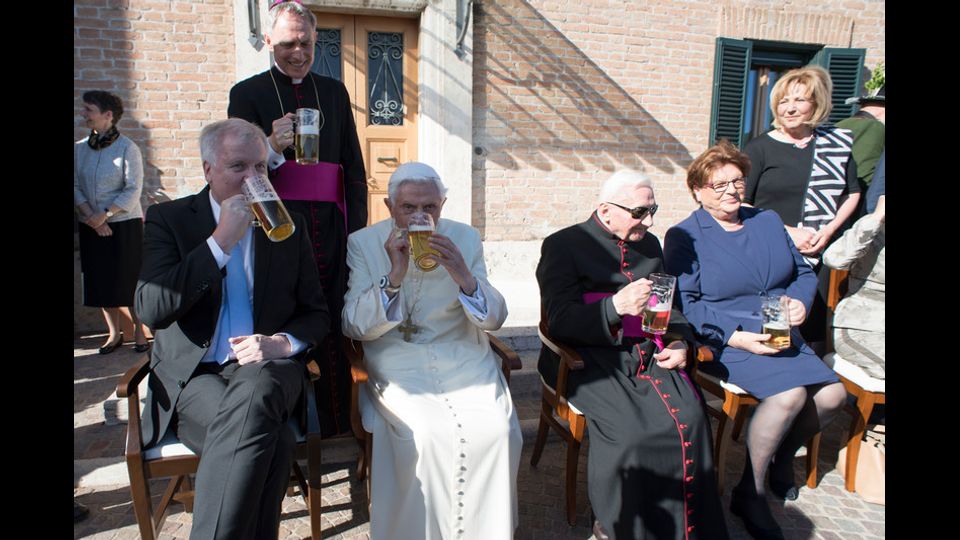 &nbsp;Birra e bretzel per i 90 anni di Benedetto XVI (foto Osservatore Romano)