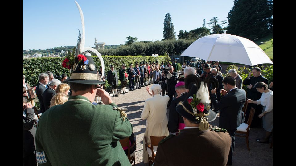 Birra e bretzel per i 90 anni di Benedetto XVI (foto Osservatore Romano)&nbsp;