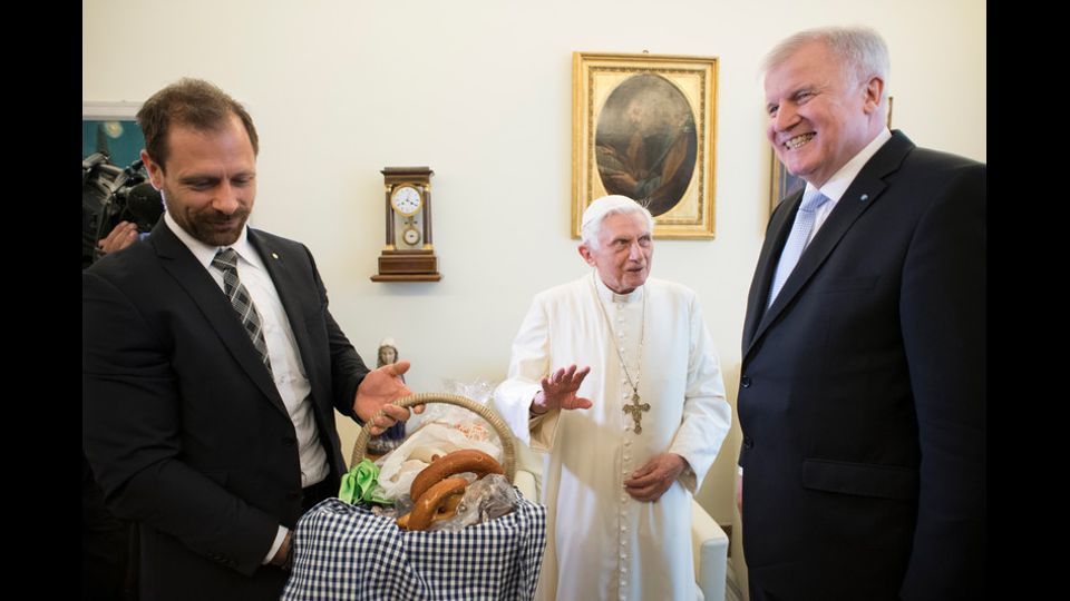 Birra e bretzel per i 90 anni di Benedetto XVI (foto Osservatore Romano)&nbsp;