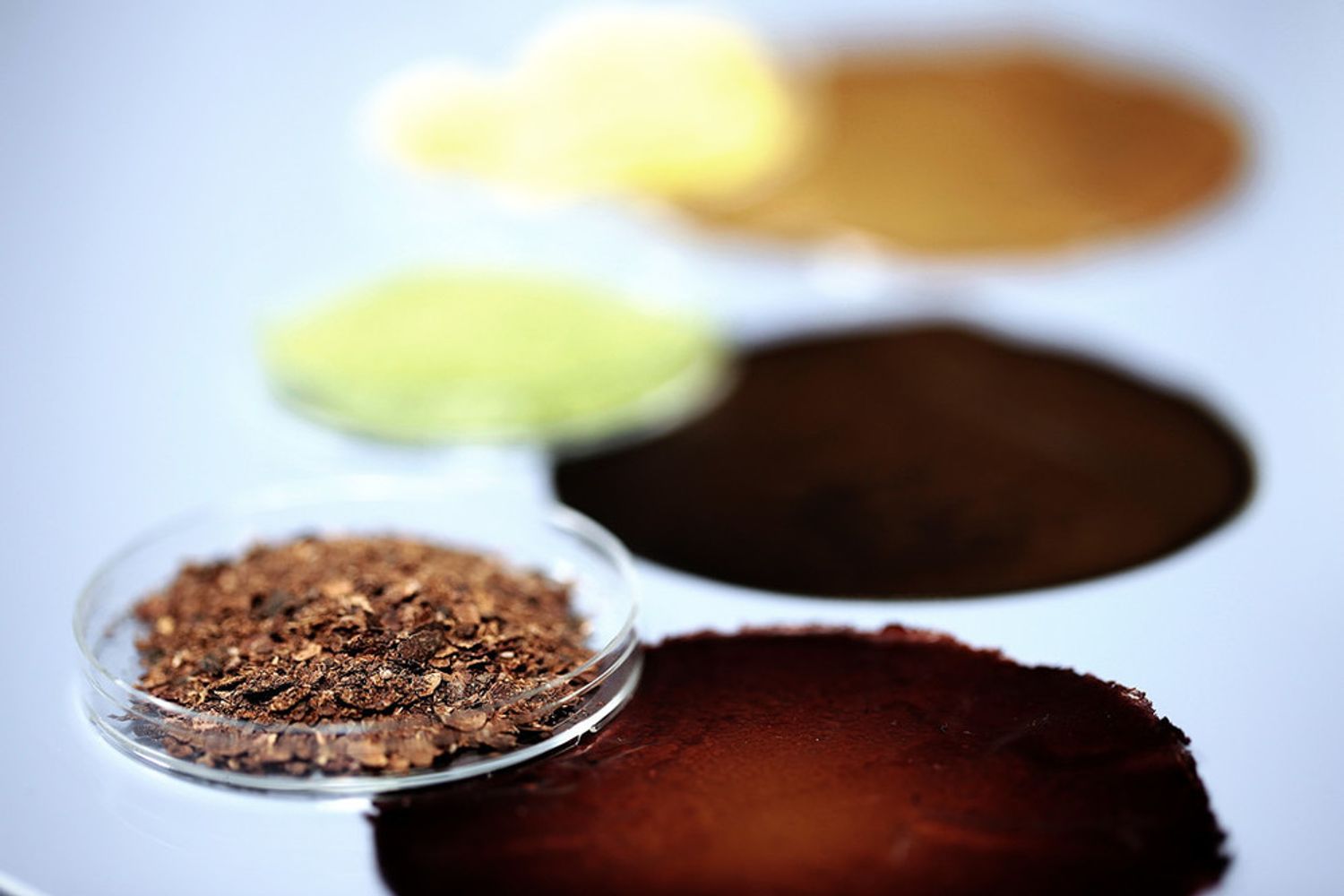 &nbsp;Sul fronte dei materiali innovativi ci si &egrave; concentrati sulla sostenibilit&agrave;, come nel caso delle plastiche biodegradabili ottenute con scarti vegetali o le spugne in grado di depurare l'acqua da olii e metalli pesanti rendendola potabile.