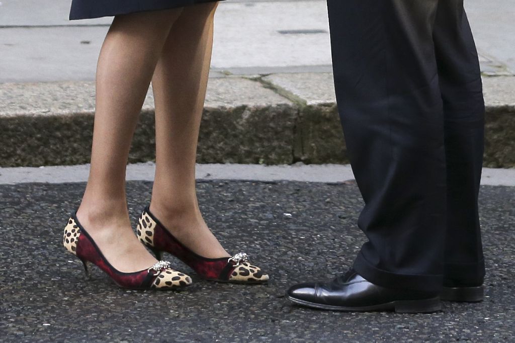 Theresa May in decollet&eacute; leopardate all'incontro con il premier francese Cazeneuve