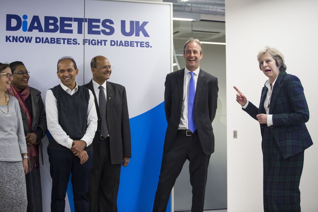 &nbsp;Theresa May con i volontari e i dottori del centro Diabetes Uk