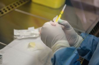 Infermiera fingeva di vaccinare i bambini e invece gettava le fiale