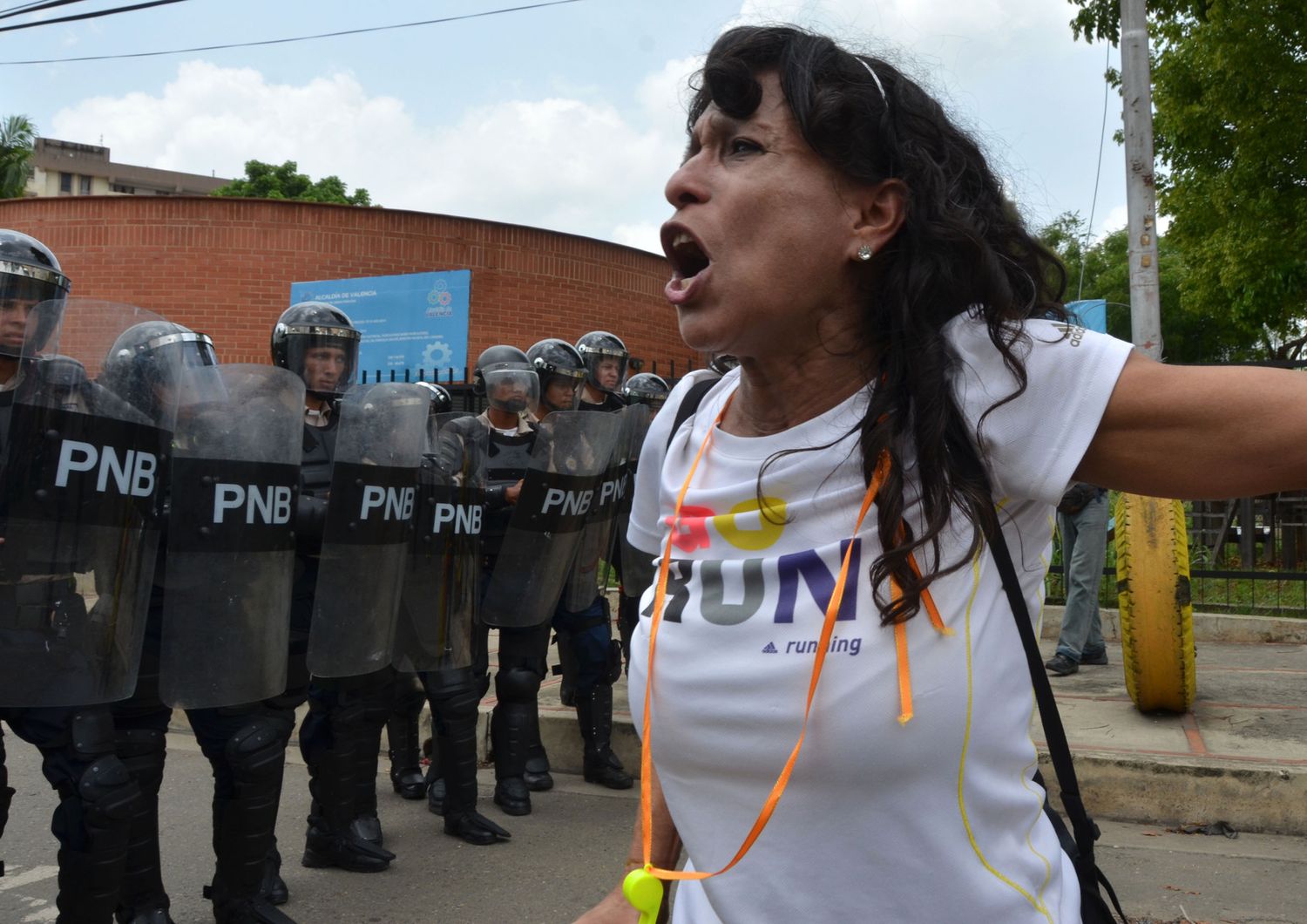 L'opposizione venezuelana ha promesso nuove manifestazioni contro Maduro, all'indomani della 'Madre di tutte le marce&quot;, le vaste manifestazioni, nella capitale e in altre citt&agrave; del Paese, in cui sono morte almeno tre persone e una trentina sono state arrestate.&nbsp;(foto Afp)&nbsp;