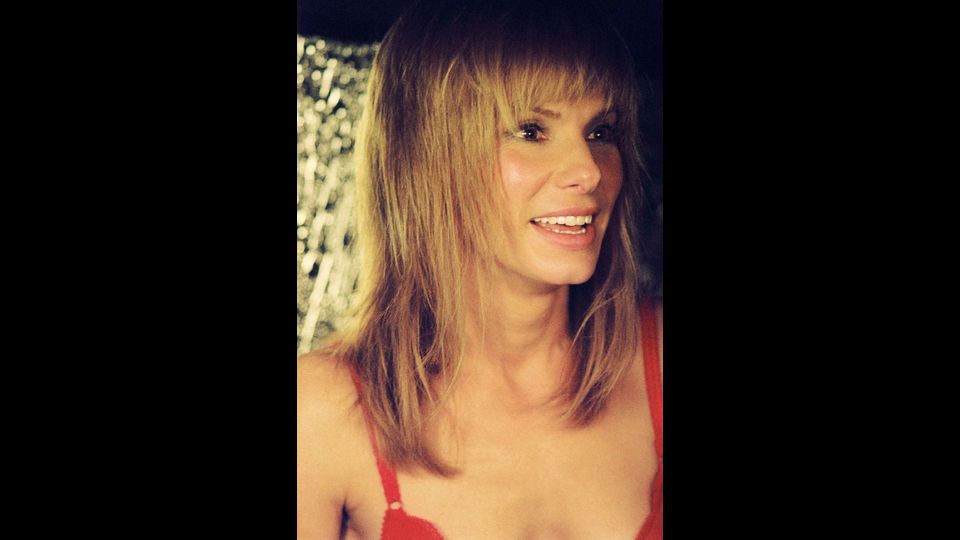 2015 - Sandra Bullock (26 luglio 1964) Attrice, regista, doppiatrice, sceneggiatrice e produttrice cinematografica statunitense. Si &egrave; sempre distinta per semplicit&agrave; e simpatia. Quando apprese della sua nomina a &quot; Donna pi&ugrave; bella del mondo&quot; scoppi&ograve; a ridere e afferm&ograve;: &ldquo;La vera bellezza &egrave; silenziosa. Soprattutto per chi abita le metropoli &egrave; difficile non fare termini di paragone e desiderare essere sempre al top. Tutti sembrano avere fretta ma le persone pi&ugrave; belle, per me, sono quelle che non provano ad esserlo&rdquo;. (Afp) &nbsp;